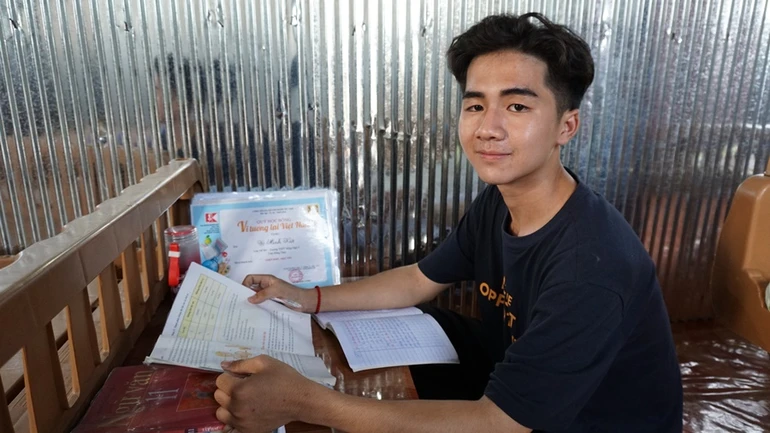 Ba anh em nghèo cố gắng đến trường